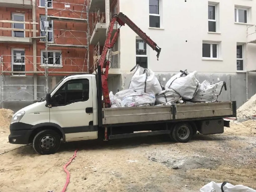 Technicien LeBonTri nettoyant méticuleusement un chantier